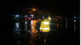 Banjir tahunan di kawasan Beji, kota Pasuruan, kembali terjadi, menyebabkan jalur Pantura ditutup sementara, terjadi Selasa malam, 24 Maret 2026. Foto: Instagram@wartaromo