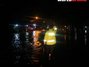 Banjir tahunan di kawasan Beji, kota Pasuruan, kembali terjadi, menyebabkan jalur Pantura ditutup sementara, terjadi Selasa malam, 24 Maret 2026. Foto: Instagram@wartaromo