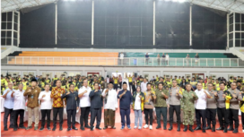 Bupati Gresik Fandi Akhmad Yani menyerahkan bonus dan penghargaan kepada para atlet, pelatih, asisten pelatih serta official berprestasi pada ajang Pekan Olahraga Provinsi (Porprov) IX Jawa Timur tahun 2025 di Wahana Ekspresi Poesponegoro (WEP), Rabu (4/3). Foto: ist