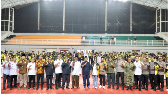 
					Bupati Gresik Fandi Akhmad Yani menyerahkan bonus dan penghargaan kepada para atlet, pelatih, asisten pelatih serta official berprestasi pada ajang Pekan Olahraga Provinsi (Porprov) IX Jawa Timur tahun 2025 di Wahana Ekspresi Poesponegoro (WEP), Rabu (4/3). Foto: ist