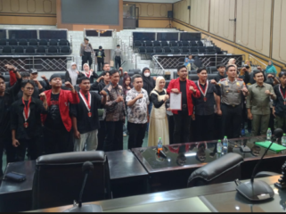 Aktivis GMNI Jombang menuntut agar DPRD Jombang berani melakukan pengawasan, saat melakukan aksi unjuk rasa di gedung DPRD Jombang, 16 April 2026. Foto: duta.co