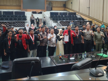 Aktivis GMNI Jombang menuntut agar DPRD Jombang berani melakukan pengawasan, saat melakukan aksi unjuk rasa di gedung DPRD Jombang, 16 April 2026. Foto: duta.co