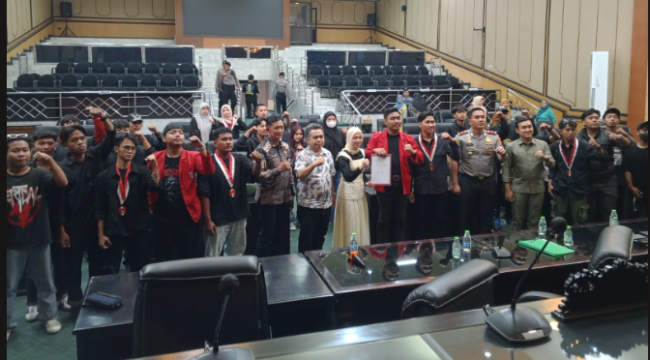 Aktivis GMNI Jombang menuntut agar DPRD Jombang berani melakukan pengawasan, saat melakukan aksi unjuk rasa di gedung DPRD Jombang, 16 April 2026. Foto: duta.co