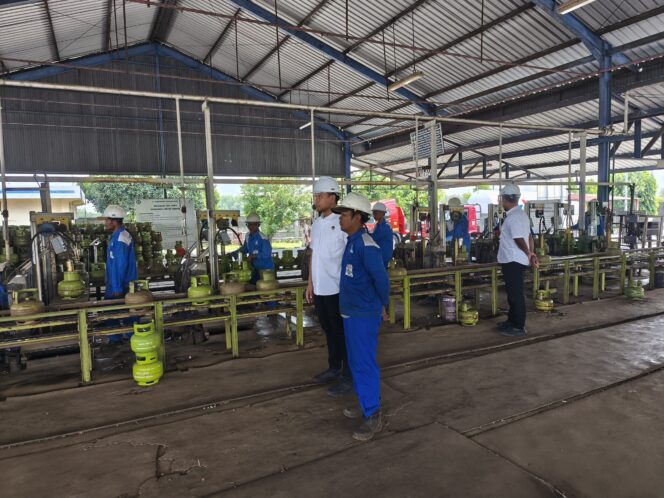 
					unit Tipidter Satreskrim Polres Jombang saat lakukan pengecekan di salah satu SPBE
