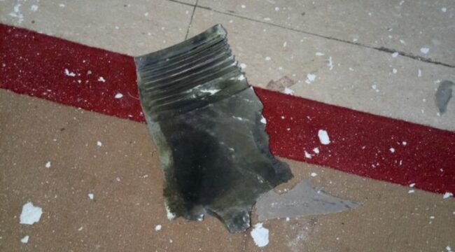 Potongan logam yang jatuh ke rumah warga di kawasan Janti, Waru, Sidoarjo pada Senin (6/4/2026) siang. Foto: Astrid via WA SS 