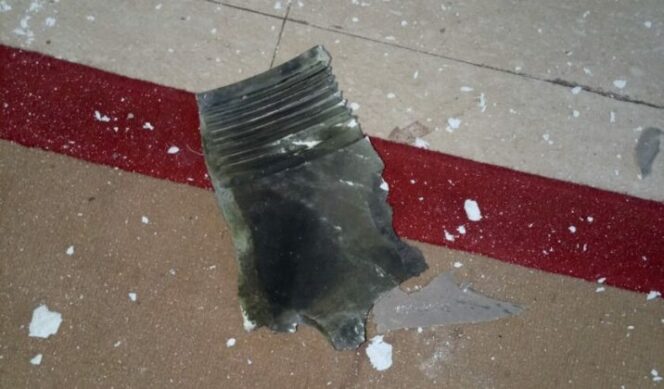 
					Potongan logam yang jatuh ke rumah warga di kawasan Janti, Waru, Sidoarjo pada Senin (6/4/2026) siang. Foto: Astrid via WA SS 