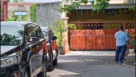Aparat KPK melakukan penggedahan di rumah priabdu Direktur PDAM Kota Madiun, Suyoto, Rabu 8 April 2026. Foto: Ist
