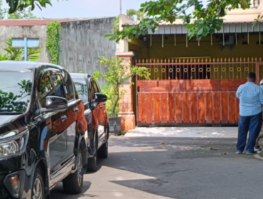 Aparat KPK melakukan penggedahan di rumah priabdu Direktur PDAM Kota Madiun, Suyoto, Rabu 8 April 2026. Foto: Ist
