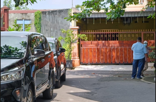 
					Aparat KPK melakukan penggedahan di rumah priabdu Direktur PDAM Kota Madiun, Suyoto, Rabu 8 April 2026. Foto: Ist
