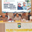 Kapolres Padangsidempuan menggelar konferensi pers pengungkapan praktik licik Kepala Seksi Bendahara Polres Aiptu Risdianto Lubis, yang menjaminkan 34 SK polisi untuk kredit di BRI senilai Rp10,2 miliar. Foto: dok/polres Padangsidempuan