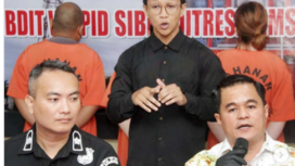 Polda Sumatera Selatan menggelar konferensi pers, mengungkap pembongkaran kasus hacker yang telah berhasil membobnol Si-BOS, sistem alokasi BOS sekolag se Indonesia. Dalam kasus ini yang dirugikan adalah siswa SMAN 2 Prabumulih, Sumsel senilai hampir Rp 1 miliar. Foto: Instagaram@sumetara_ekspress