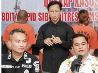 Polda Sumatera Selatan menggelar konferensi pers, mengungkap pembongkaran kasus hacker yang telah berhasil membobnol Si-BOS, sistem alokasi BOS sekolag se Indonesia. Dalam kasus ini yang dirugikan adalah siswa SMAN 2 Prabumulih, Sumsel senilai hampir Rp 1 miliar. Foto: Instagaram@sumetara_ekspress