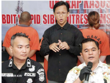 Polda Sumatera Selatan menggelar konferensi pers, mengungkap pembongkaran kasus hacker yang telah berhasil membobnol Si-BOS, sistem alokasi BOS sekolag se Indonesia. Dalam kasus ini yang dirugikan adalah siswa SMAN 2 Prabumulih, Sumsel senilai hampir Rp 1 miliar. Foto: Instagaram@sumetara_ekspress