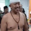 Kades Pakel, Gucialit, Lumajang, Sampurno dibebat kepala dan lengannya kini dirawat di rumah sakit. Tampaknya, sudah membaik kondisibya, Kamis 16 April 2026. Foto: Instagram@ kelumajang.co