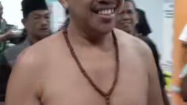 Kades Pakel, Gucialit, Lumajang, Sampurno dibebat kepala dan lengannya kini dirawat di rumah sakit. Tampaknya, sudah membaik kondisibya, Kamis 16 April 2026. Foto: Instagram@ kelumajang.co