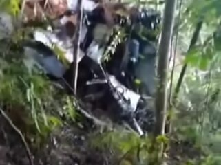Basarnas telah menenukan reruntuhan helikopter, jatuh di hutan 3 km dari titik kontak terakhir, Kamis 16 April 2026. Meski sudah ditemukan belum bisa dilakukan evakuasi korban, karena cuaca buruk. Foto: Instgaram@modrell_48