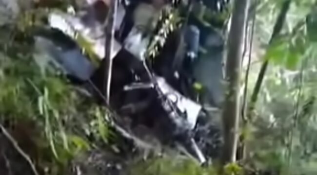 Basarnas telah menenukan reruntuhan helikopter, jatuh di hutan 3 km dari titik kontak terakhir, Kamis 16 April 2026. Meski sudah ditemukan belum bisa dilakukan evakuasi korban, karena cuaca buruk. Foto: Instgaram@modrell_48