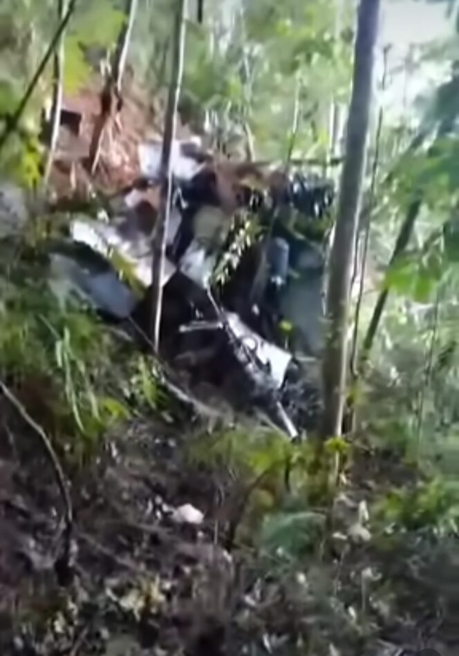 
					Basarnas telah menenukan reruntuhan helikopter, jatuh di hutan 3 km dari titik kontak terakhir, Kamis 16 April 2026. Meski sudah ditemukan belum bisa dilakukan evakuasi korban, karena cuaca buruk. Foto: Instgaram@modrell_48