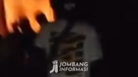 Terjadi kebakaran gudang peralatan SMPN2 Sumobito, Jombang, Jumat sore, 17 April 2026. Diduga kuat kebakaran dipicu oleh kortsluiting alias arus pe ndek. Foto: Instagram@jombaninformasi_