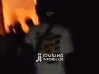 Terjadi kebakaran gudang peralatan SMPN2 Sumobito, Jombang, Jumat sore, 17 April 2026. Diduga kuat kebakaran dipicu oleh kortsluiting alias arus pe ndek. Foto: Instagram@jombaninformasi_