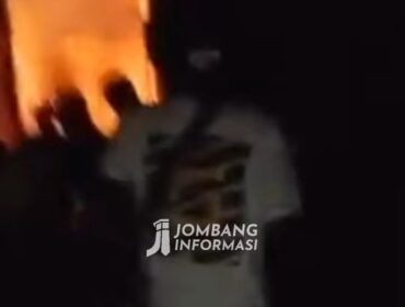 Terjadi kebakaran gudang peralatan SMPN2 Sumobito, Jombang, Jumat sore, 17 April 2026. Diduga kuat kebakaran dipicu oleh kortsluiting alias arus pe ndek. Foto: Instagram@jombaninformasi_