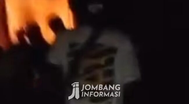 Terjadi kebakaran gudang peralatan SMPN2 Sumobito, Jombang, Jumat sore, 17 April 2026. Diduga kuat kebakaran dipicu oleh kortsluiting alias arus pe ndek. Foto: Instagram@jombaninformasi_