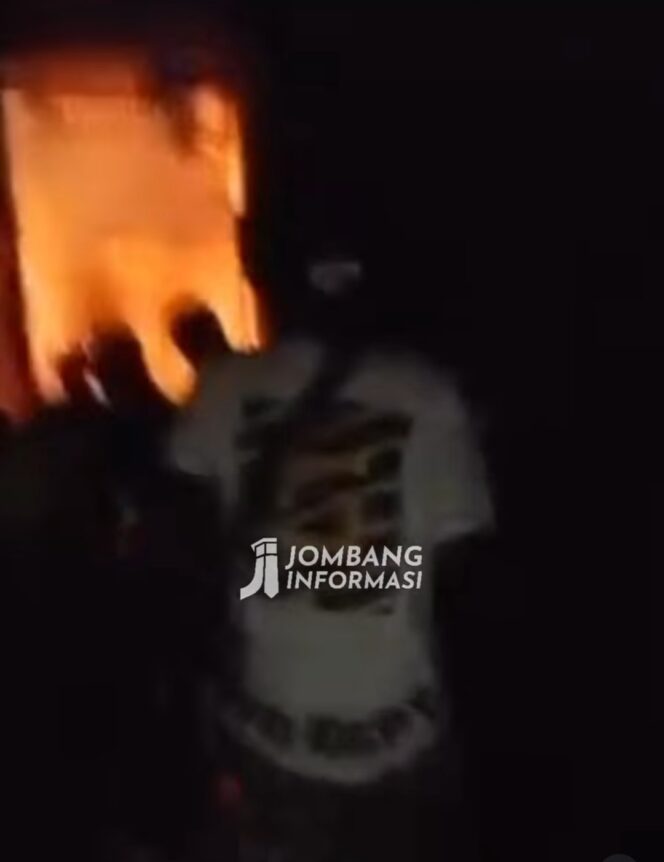 
					Terjadi kebakaran gudang peralatan SMPN2 Sumobito, Jombang, Jumat sore, 17 April 2026. Diduga kuat kebakaran dipicu oleh kortsluiting alias arus pe ndek. Foto: Instagram@jombaninformasi_