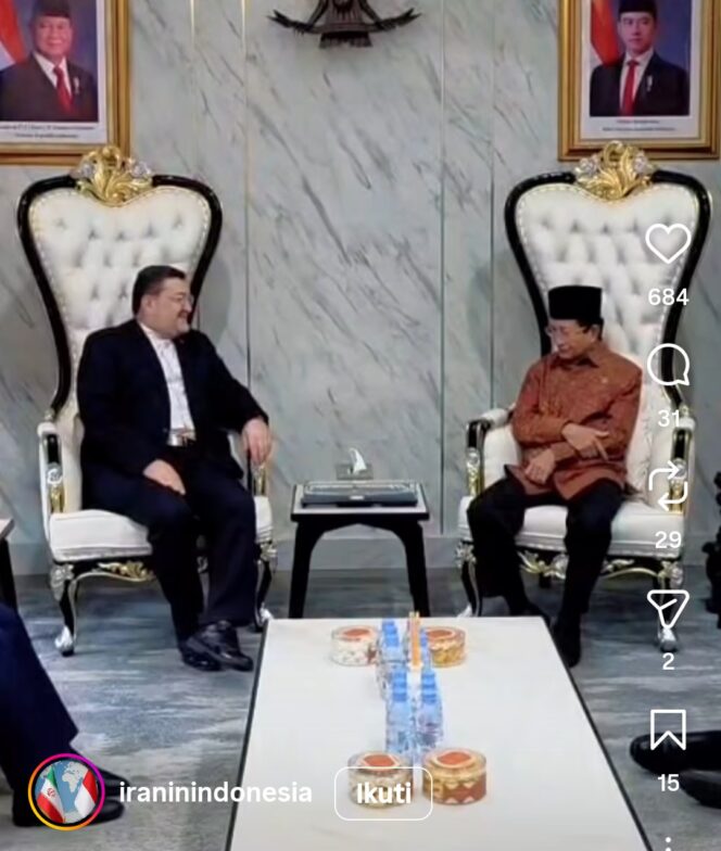 
					Dubes Iran untuk Indonesia Mohammad Boroujerdi saat melakukan kunjungan persahabatan di kantor Kemenag di Jakarta. Foto: Instagram@iraninindonesia