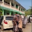 Ambulans berdatangan di Ponpes Asnawiyyah, Demak, Jateng, angkut lebih 100 santri diduga keracunan nasi goreng dari MBG, Sabtu, 18 April 2025. Foto: Instagram@suaraakarrumput
