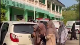 Ambulans berdatangan di Ponpes Asnawiyyah, Demak, Jateng, angkut lebih 100 santri diduga keracunan nasi goreng dari MBG, Sabtu, 18 April 2025. Foto: Instagram@suaraakarrumput