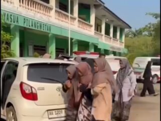 Ambulans berdatangan di Ponpes Asnawiyyah, Demak, Jateng, angkut lebih 100 santri diduga keracunan nasi goreng dari MBG, Sabtu, 18 April 2025. Foto: Instagram@suaraakarrumput