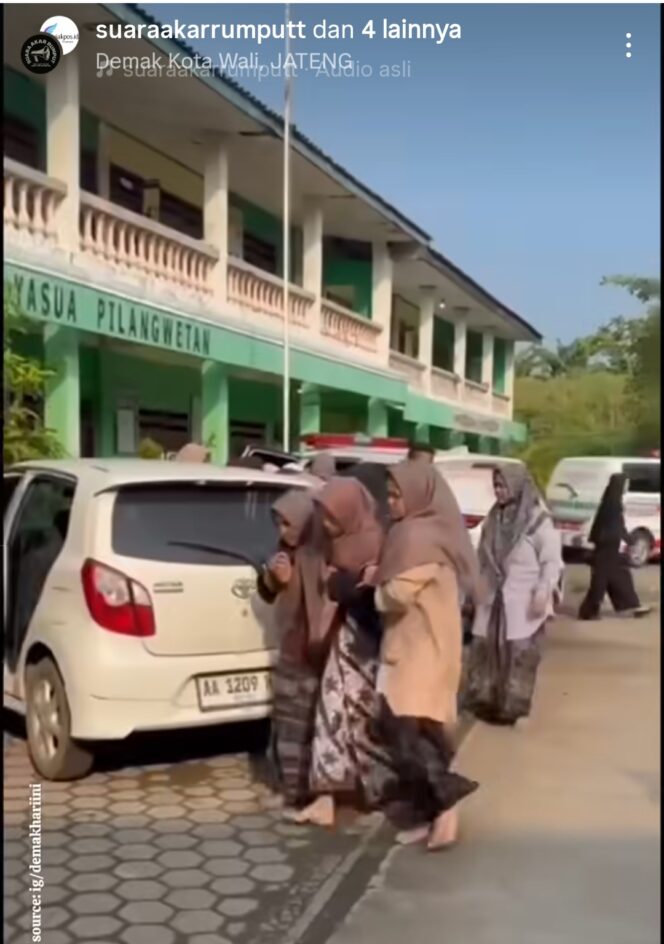 
					Ambulans berdatangan di Ponpes Asnawiyyah, Demak, Jateng, angkut lebih 100 santri diduga keracunan nasi goreng dari MBG, Sabtu, 18 April 2025. Foto: Instagram@suaraakarrumput