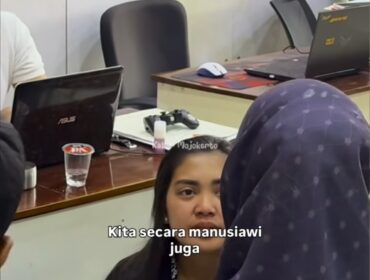 Dakam posisi mediasi di Mapolresta Mojokerto, Minggu, 19 April 2926. Inge Marita duduk bersimpuh di depan Lutviaba, mohon.maaf dan agar laporanya dicabut. Foto: instgaram@ kabar_mojokerto