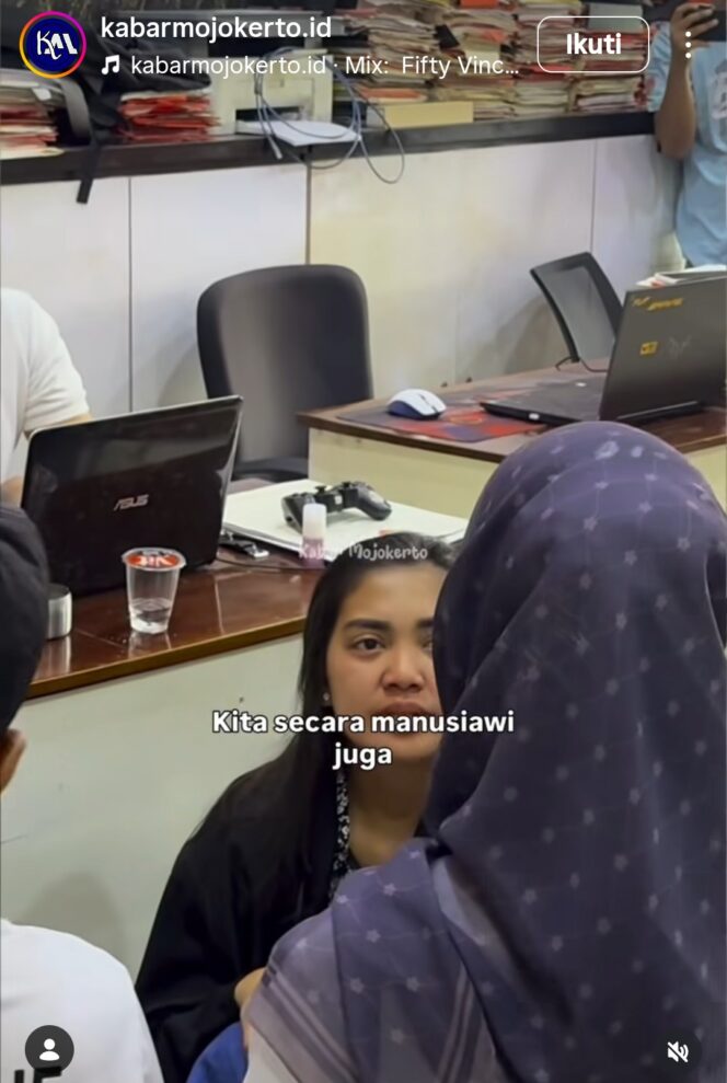 
					Dakam posisi mediasi di Mapolresta Mojokerto, Minggu, 19 April 2926. Inge Marita duduk bersimpuh di depan Lutviaba, mohon.maaf dan agar laporanya dicabut. Foto: instgaram@ kabar_mojokerto