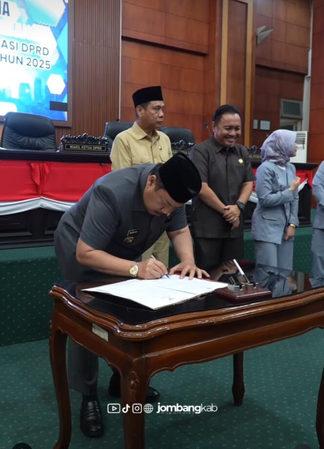 
					Bupati Jombang H Warsubi menandatangangi naskah rekomendasi dari DPRD tentang LPKJ APBD 2025, dalam sidang paripurna di gedung DPRD Jombang, Senin 20 April 2026. Foto: Instagram@dprd_jombang