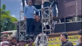 Sejumlah anggota DPRD Kaltim menemui massa, dalam aksi unjuk rasa, Selasa 21 April 2026. Wakil rakyat itu dituduh tidak menjalankan fungsi kontrol terhadap gubernur kaltim. Foto: Instagram@selasar.co