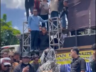 Sejumlah anggota DPRD Kaltim menemui massa, dalam aksi unjuk rasa, Selasa 21 April 2026. Wakil rakyat itu dituduh tidak menjalankan fungsi kontrol terhadap gubernur kaltim. Foto: Instagram@selasar.co