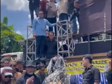 Sejumlah anggota DPRD Kaltim menemui massa, dalam aksi unjuk rasa, Selasa 21 April 2026. Wakil rakyat itu dituduh tidak menjalankan fungsi kontrol terhadap gubernur kaltim. Foto: Instagram@selasar.co