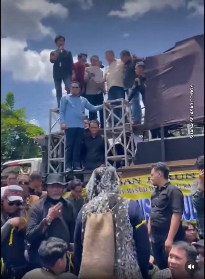 
					Sejumlah anggota DPRD Kaltim menemui massa, dalam aksi unjuk rasa, Selasa 21 April 2026. Wakil rakyat itu dituduh tidak menjalankan fungsi kontrol terhadap gubernur kaltim. Foto: Instagram@selasar.co