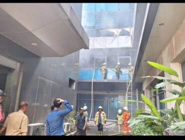 Gedung Bina Pemerintahan Kemendagri Pasar Minggu, Jakarta, alami kebakaran, Senin siang 20 April 2026. Foto: antara