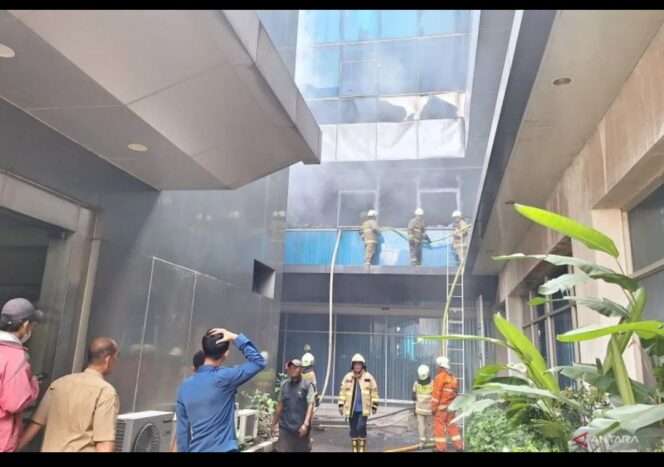 
					Gedung Bina Pemerintahan Kemendagri Pasar Minggu, Jakarta, alami kebakaran, Senin siang 20 April 2026. Foto: antara