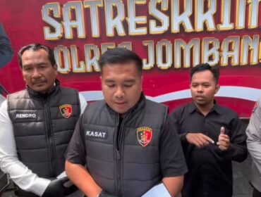 Kasat Reskrim Polres Jombang AKP Dimas Robin Alexander saat menggelar konferensi pers di Mapolres Jombang, Selasa, 21 April 2026. Foto: Instagram@polres_jomvang