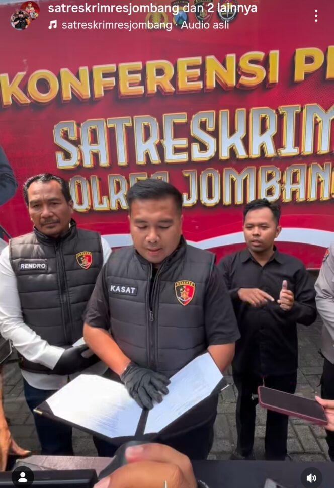 
					Kasat Reskrim Polres Jombang AKP Dimas Robin Alexander saat menggelar konferensi pers di Mapolres Jombang, Selasa, 21 April 2026. Foto: Instagram@polres_jomvang