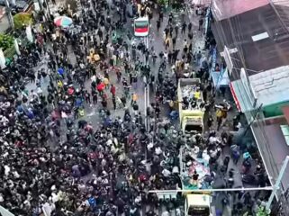 Gubernur Rudy Mas'ud sembunyi di dalam kantornya, saat massa Aliansi Pejuang Masyarakat Kaltim keralhan 5.000 - 7.000 bergerak ke kantor gubernur, Selasa, 21 April 2026. Rudy tak punya nyali berhadapan dengan massa. Bahkan ia sudah membentengi kantornya dengan kawat berduri, serta mengerahkan lebih 1.700 personel keamanan untuk menghadapi aksi itu. Foto: ist