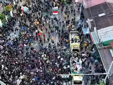 Gubernur Rudy Mas'ud sembunyi di dalam kantornya, saat massa Aliansi Pejuang Masyarakat Kaltim keralhan 5.000 - 7.000 bergerak ke kantor gubernur, Selasa, 21 April 2026. Rudy tak punya nyali berhadapan dengan massa. Bahkan ia sudah membentengi kantornya dengan kawat berduri, serta mengerahkan lebih 1.700 personel keamanan untuk menghadapi aksi itu. Foto: ist