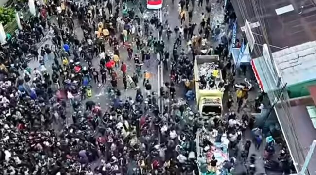 Gubernur Rudy Mas'ud sembunyi di dalam kantornya, saat massa Aliansi Pejuang Masyarakat Kaltim keralhan 5.000 - 7.000 bergerak ke kantor gubernur, Selasa, 21 April 2026. Rudy tak punya nyali berhadapan dengan massa. Bahkan ia sudah membentengi kantornya dengan kawat berduri, serta mengerahkan lebih 1.700 personel keamanan untuk menghadapi aksi itu. Foto: ist