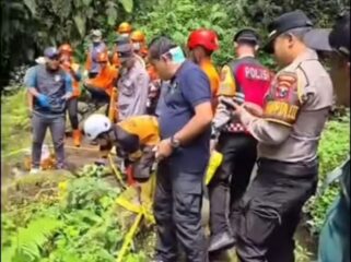 Petugas kehutana, polisi dan relawan telah melakukan evakuasi seorang pria yang ditemukan tewas di jurang bawah jembatan Cangar, Batu, Kamis siang sekitar pukul 10.00 WIB, 23 April 2026. Foto: Instgaram@trenseid.id