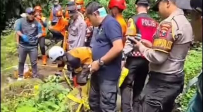 Petugas kehutana, polisi dan relawan telah melakukan evakuasi seorang pria yang ditemukan tewas di jurang bawah jembatan Cangar, Batu, Kamis siang sekitar pukul 10.00 WIB, 23 April 2026. Foto: Instgaram@trenseid.id