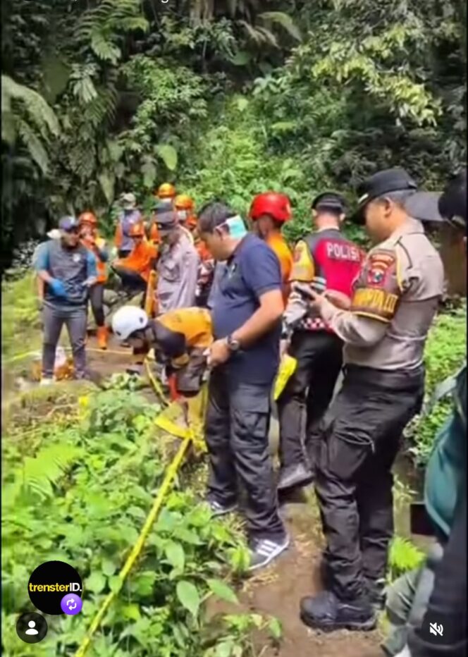 
					Petugas kehutana, polisi dan relawan telah melakukan evakuasi seorang pria yang ditemukan tewas di jurang bawah jembatan Cangar, Batu, Kamis siang sekitar pukul 10.00 WIB, 23 April 2026. Foto: Instgaram@trenseid.id
