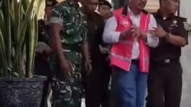 Suratno, ketua DPRD Magetan, menangis saat digiring ke mobil tahanan kejaksaan Magetan, setelah ditetapkan sebagai tersangka, Kamis 23 April 2026. Foto: Instagram@beritamagetan
